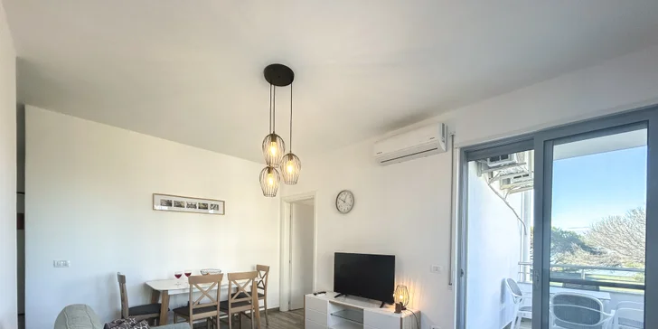 Letecky do Albánie: moderní 4* apartmán přímo u moře, letovisko Golem, výlety