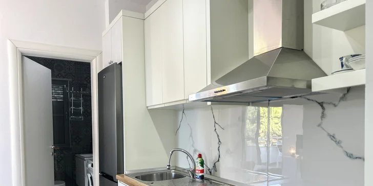 Letecky do Albánie: moderní 4* apartmán přímo u moře, letovisko Golem, výlety