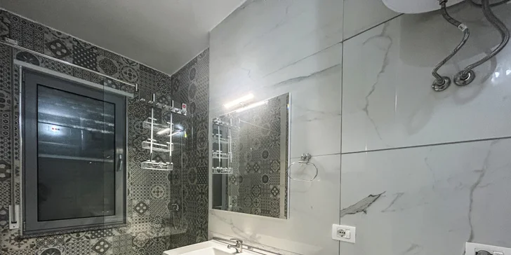 Letecky do Albánie: moderní 4* apartmán přímo u moře, letovisko Golem, výlety