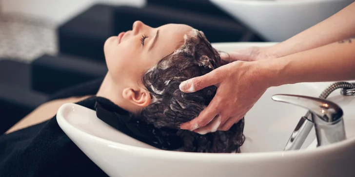Čištění vlasů produkty Urban Alchemy či regenerace a obnova vlasů Olaplex
