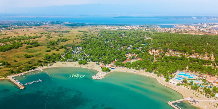 Prázdninový areál v Chorvatsku: studio či apartmán až pro 5 os., pláž a bazénový komplex
