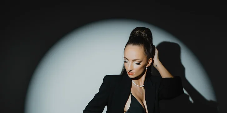 Glamour a Hollywood focení v ateliéru, vč. varianty s líčením a účesem (60–⁠⁠⁠⁠⁠⁠120 minut)