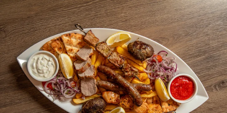 Řecké menu pro 2 osoby: pita, tzatziki, souvlaki, panenka i karbanátky, baklava a lahev vína