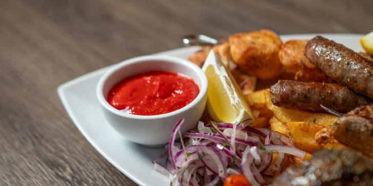 Řecké menu pro 2 osoby: pita, tzatziki, souvlaki, panenka i karbanátky, baklava a lahev vína