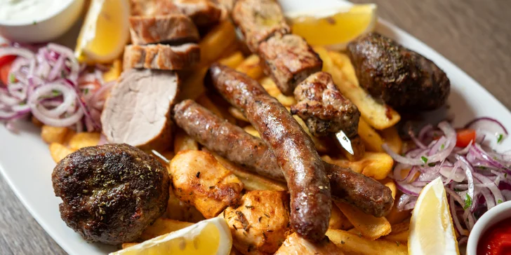 Řecké menu pro 2 osoby: pita, tzatziki, souvlaki, panenka i karbanátky, baklava a lahev vína