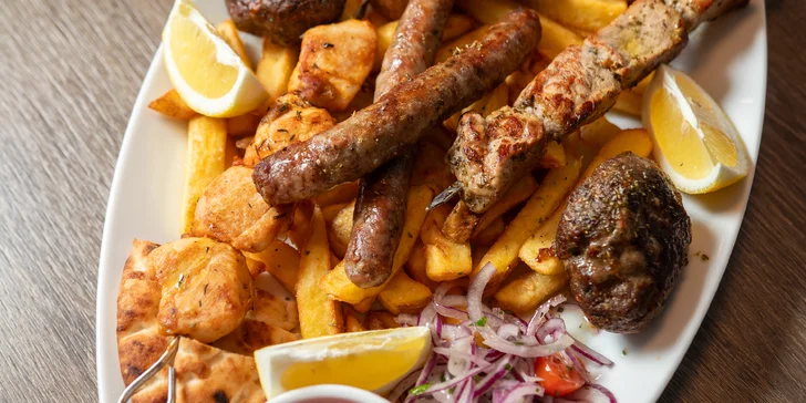 Řecké menu pro 2 osoby: pita, tzatziki, souvlaki, panenka i karbanátky, baklava a lahev vína