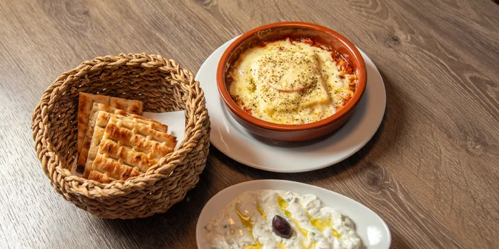 Řecké menu pro 2 osoby: pita, tzatziki, souvlaki, panenka i karbanátky, baklava a lahev vína