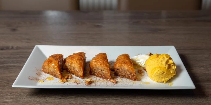 Řecké menu pro 2 osoby: pita, tzatziki, souvlaki, panenka i karbanátky, baklava a lahev vína