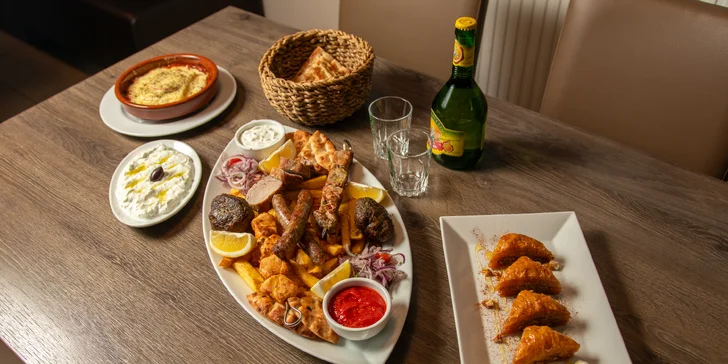 Řecké menu pro 2 osoby: pita, tzatziki, souvlaki, panenka i karbanátky, baklava a lahev vína