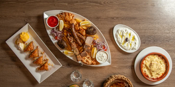 Řecké menu pro 2 osoby: pita, tzatziki, souvlaki, panenka i karbanátky, baklava a lahev vína
