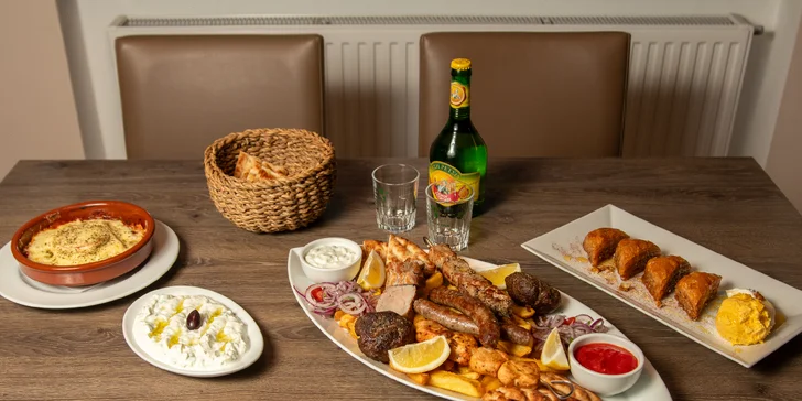Řecké menu pro 2 osoby: pita, tzatziki, souvlaki, panenka i karbanátky, baklava a lahev vína