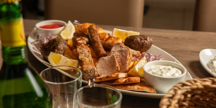 Řecké menu pro 2 osoby: pita, tzatziki, souvlaki, panenka i karbanátky, baklava a lahev vína