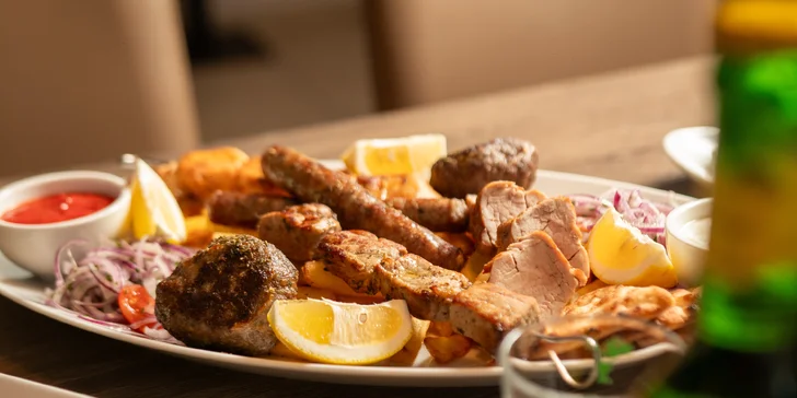 Řecké menu pro 2 osoby: pita, tzatziki, souvlaki, panenka i karbanátky, baklava a lahev vína