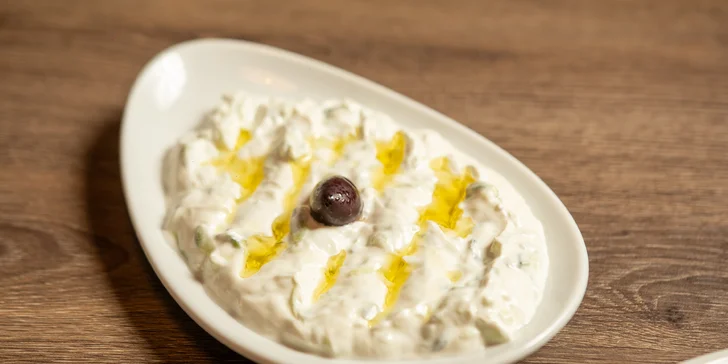 Řecké menu pro 2 osoby: pita, tzatziki, souvlaki, panenka i karbanátky, baklava a lahev vína
