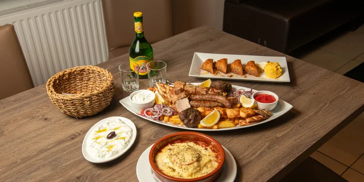 Řecké menu pro 2 osoby: pita, tzatziki, souvlaki, panenka i karbanátky, baklava a lahev vína