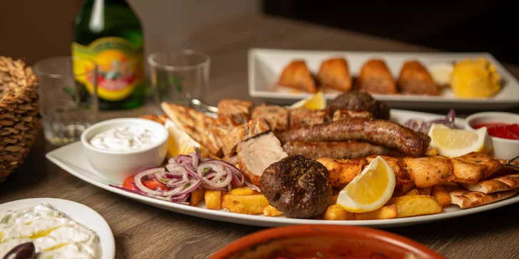 Řecké menu pro 2 osoby: pita, tzatziki, souvlaki, panenka i karbanátky, baklava a lahev vína