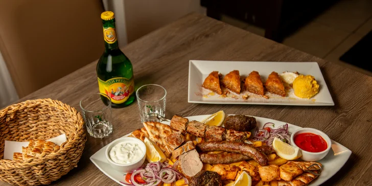 Řecké menu pro 2 osoby: pita, tzatziki, souvlaki, panenka i karbanátky, baklava a lahev vína