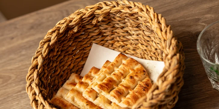 Řecké menu pro 2 osoby: pita, tzatziki, souvlaki, panenka i karbanátky, baklava a lahev vína