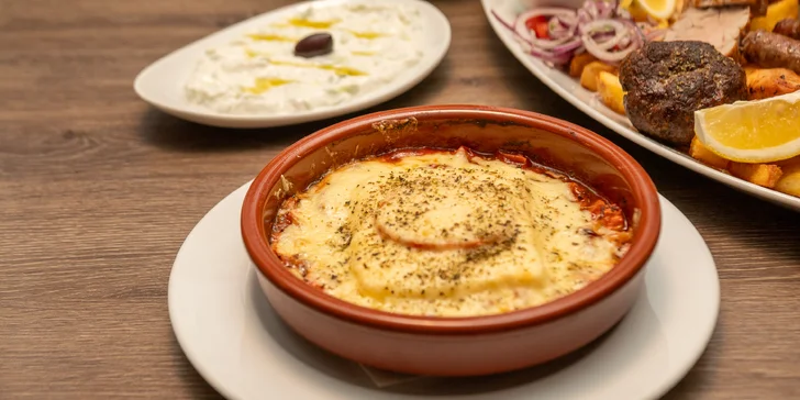 Řecké menu pro 2 osoby: pita, tzatziki, souvlaki, panenka i karbanátky, baklava a lahev vína