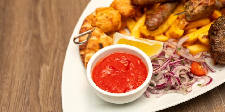Řecké menu pro 2 osoby: pita, tzatziki, souvlaki, panenka i karbanátky, baklava a lahev vína