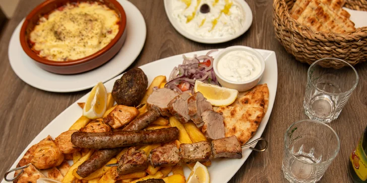 Řecké menu pro 2 osoby: pita, tzatziki, souvlaki, panenka i karbanátky, baklava a lahev vína