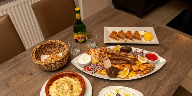 Řecké menu pro 2 osoby: pita, tzatziki, souvlaki, panenka i karbanátky, baklava a lahev vína