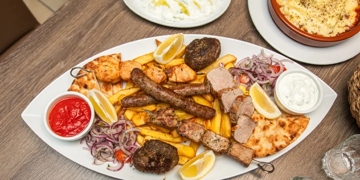 Řecké menu pro 2 osoby: pita, tzatziki, souvlaki, panenka i karbanátky, baklava a lahev vína