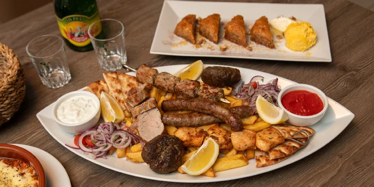 Řecké menu pro 2 osoby: pita, tzatziki, souvlaki, panenka i karbanátky, baklava a lahev vína