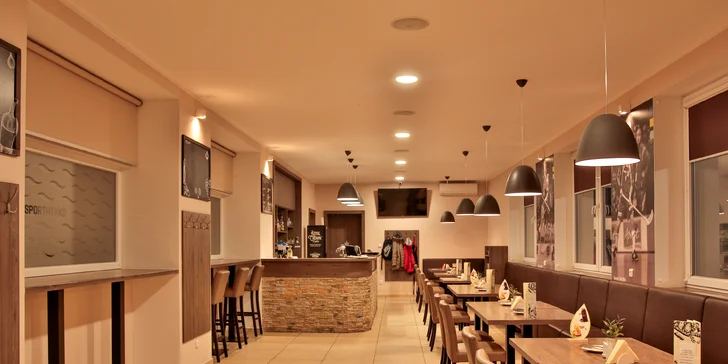 Řecké menu pro 2 osoby: pita, tzatziki, souvlaki, panenka i karbanátky, baklava a lahev vína