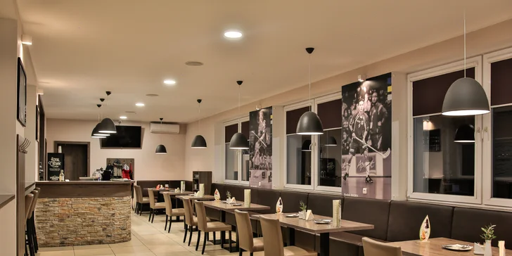 Řecké menu pro 2 osoby: pita, tzatziki, souvlaki, panenka i karbanátky, baklava a lahev vína