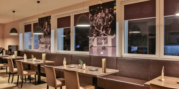 Řecké menu pro 2 osoby: pita, tzatziki, souvlaki, panenka i karbanátky, baklava a lahev vína
