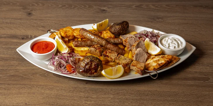 Řecké menu pro 2 osoby: pita, tzatziki, souvlaki, panenka i karbanátky, baklava a lahev vína