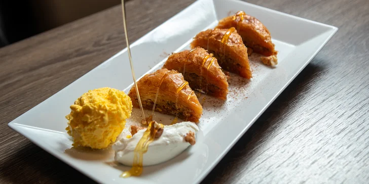 Řecké menu pro 2 osoby: pita, tzatziki, souvlaki, panenka i karbanátky, baklava a lahev vína