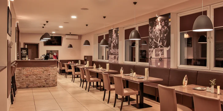Řecké menu pro 2 osoby: pita, tzatziki, souvlaki, panenka i karbanátky, baklava a lahev vína