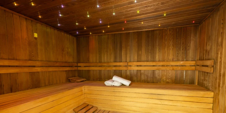 Privátní vířivka a sauna na 90 nebo 120 min. i s lahví vína pro 2 osoby