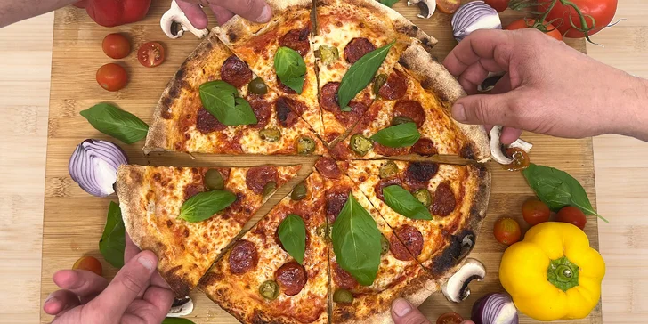 Pizza dle výběru pro 1 či 2 osoby: al pollo, prosciutto, sýrová i siciliana