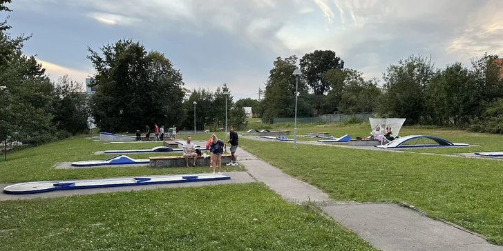 Minigolf pro dva, čtyřčlennou rodinu i partu 10 lidí: časově neomezená hra
