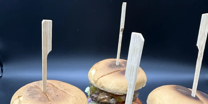 1,4 kg vepřového kolene nebo variace 6 miniburgerů s hranolky
