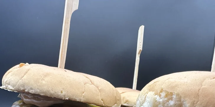 1,4 kg vepřového kolene nebo variace 6 miniburgerů s hranolky