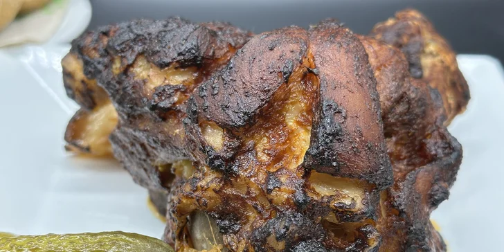 1,4 kg vepřového kolene nebo variace 6 miniburgerů s hranolky
