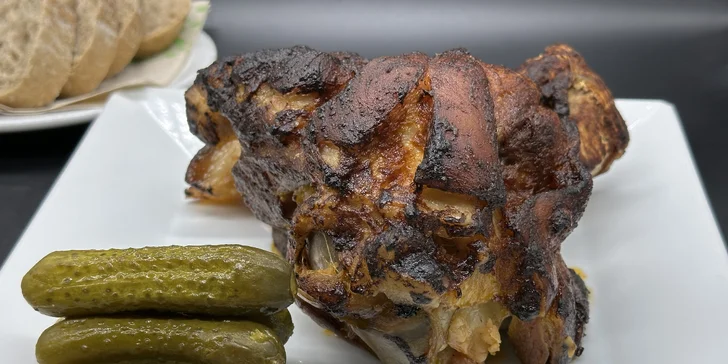 1,4 kg vepřového kolene nebo variace 6 miniburgerů s hranolky
