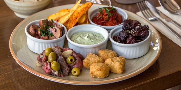 Stmívání s chutí tapas: masové nebo vegetariánské pro 2 osoby, marinované hovězí, bůček i nakládaná feta