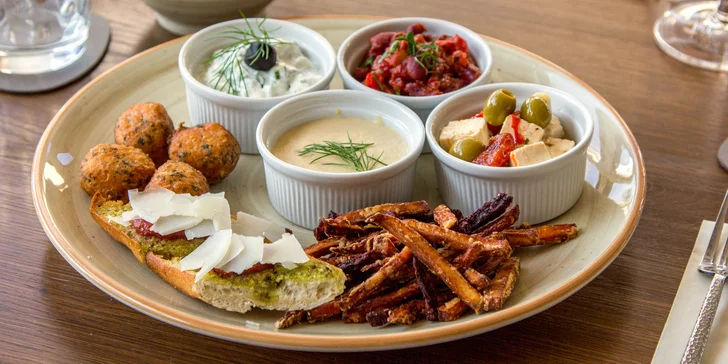 Stmívání s chutí tapas: masové nebo vegetariánské pro 2 osoby, marinované hovězí, bůček i nakládaná feta