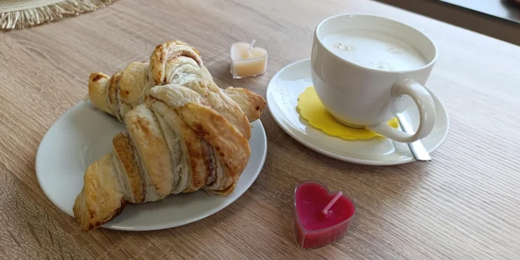 Káva nebo prosecco a cheesecake či skořicový croissant u centra Olomouce