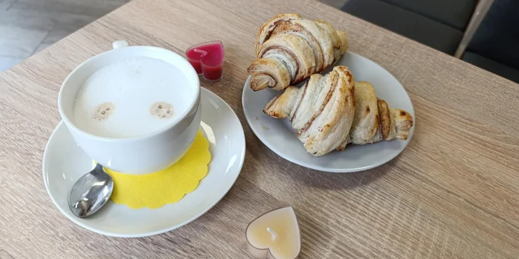 Káva nebo prosecco a cheesecake či skořicový croissant u centra Olomouce
