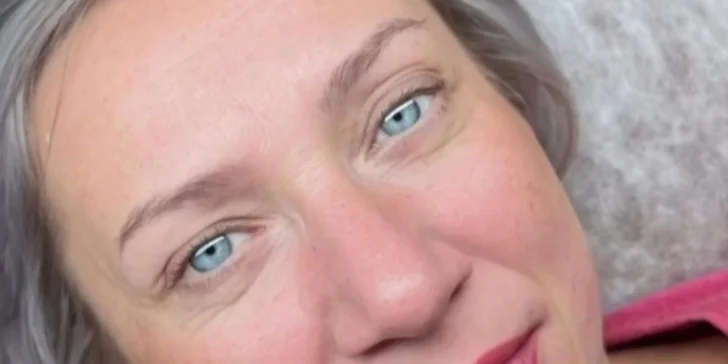 Permanentní make-up rtů Ombre lips nebo obočí vybranou metodou