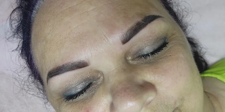 Permanentní make-up rtů Ombre lips nebo obočí vybranou metodou