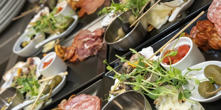 Degustace vín se someliérem pro 2 osoby: 5–6 vzorků a tapas