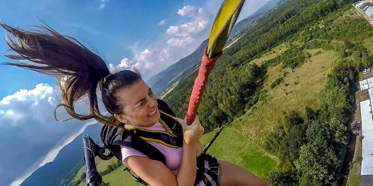 Seskok na laně z Giant Tower s výškou 100 m nedaleko polské Karpacze