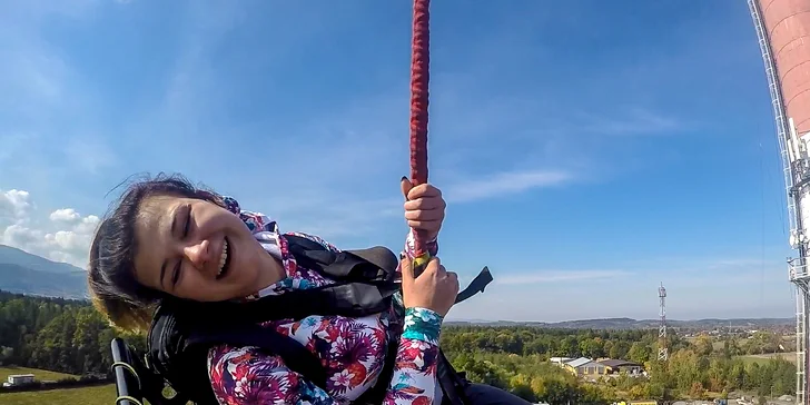 Seskok na laně z Giant Tower s výškou 100 m nedaleko polské Karpacze